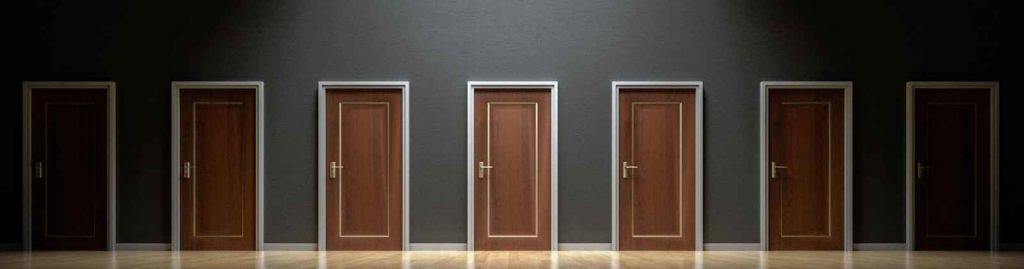 Sieben geschlossene Türen symbolisieren Möglichkeiten und die Notwendigkeit Entscheidungen zu fällen