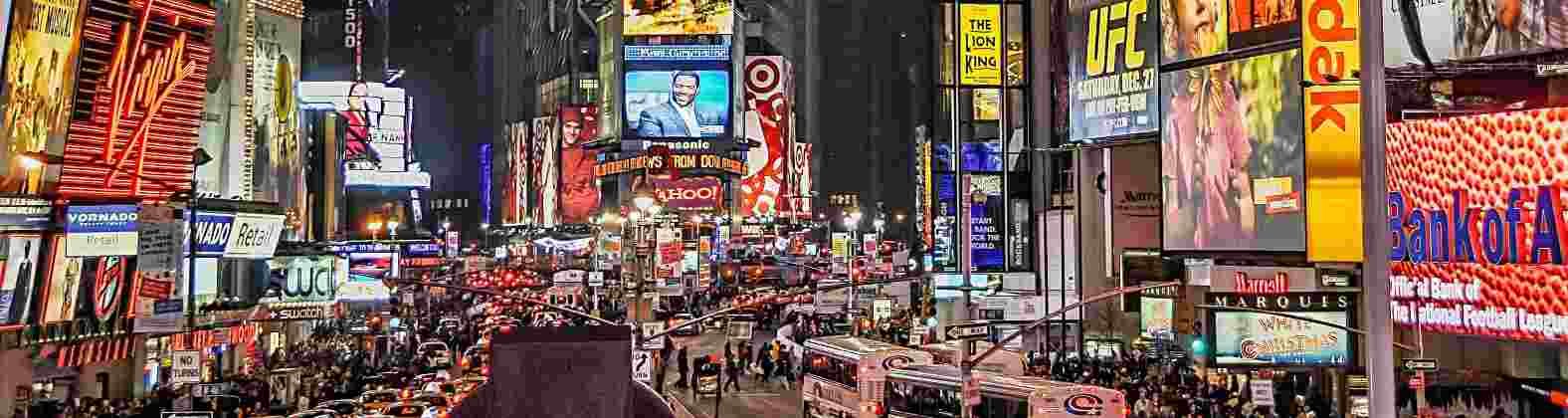 Times Square mit vielen Menschen und Werbedisplays